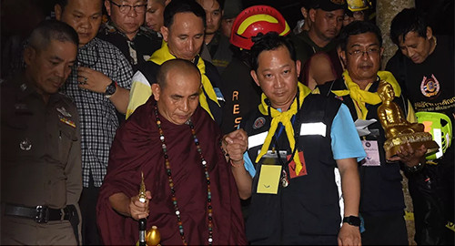 "Các thợ lặn SEAL cách các cậu bé không xa", nhà sư Kruba Boonchum Yannasangwalo nói.