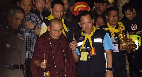 "Các thợ lặn SEAL cách các cậu bé không xa", nhà sư Kruba Boonchum Yannasangwalo nói.