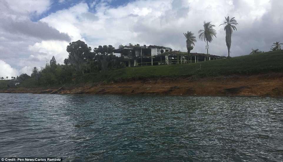 Carlos Ramirez, người lớn lên ở Colombia, cho biết một số lỗ hổng trong những bức tường thuộc khuôn viên căn biệt thự được các thợ săn kho báu đục ra nhằm tìm kiếm của cải được cất giấu của Pablo Escobar. Tuy nhiên, chưa có người nào tìm thấy tiền mà Escobar kiếm được từ việc buôn chất cấm.