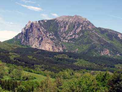 Theo ước tính, hàng ngàn du khách đã ghé thăm khu vực này đế chiêm ngưỡng ngọn núi Pic de Bugarach còn được gọi là "cổng nối liền các thế giới".