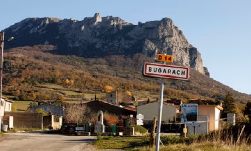 Thậm chí, họ còn tin người ngoài hành tinh sẽ xuất hiện để cứu con người khi ngày tận thế xảy ra và đưa họ đến một thế giới mới.