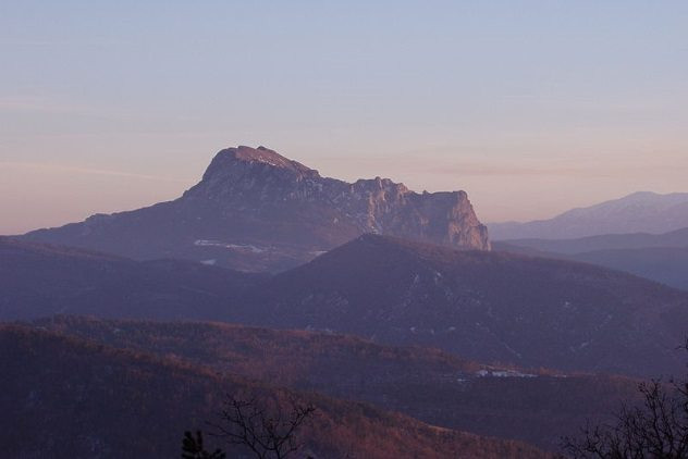 Ngọn núi Pic de Bugarach ở Bugarach, Pháp nổi tiếng thế giới với mẫu đá lấy từ đỉnh núi có niên đại lớn hơn những mẫu bên dưới.
