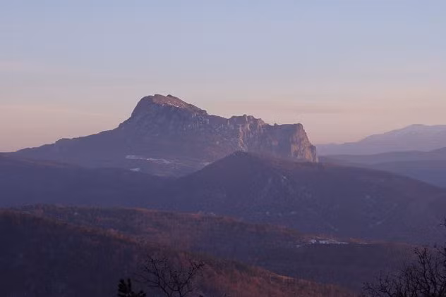 Ngọn núi Pic de Bugarach ở Bugarach, Pháp nổi tiếng thế giới với mẫu đá lấy từ đỉnh núi có niên đại lớn hơn những mẫu bên dưới.