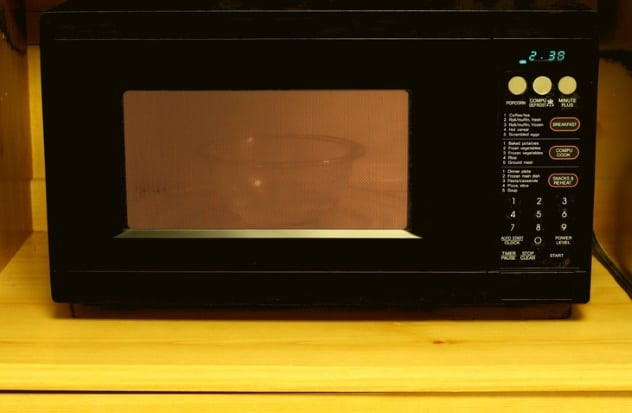 Nhà khoa học người Mỹ Percy Spencer đã có phát minh quan trọng là lò vi sóng. Ông đã tình cờ cho ra đời sáng chế này.