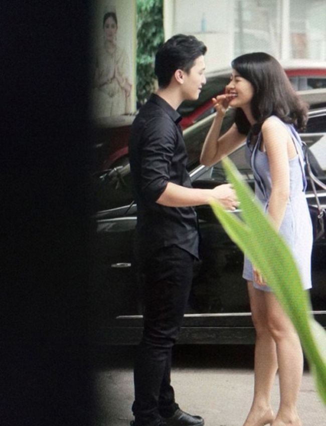 Về vấn đề tình cảm, dù không lên tiếng thừa nhận bất kì mối quan hệ nào nhưng “mỹ nhân vạn người mê” liên tục vướng nghi án hẹn hò với hàng loạt nam nghệ sĩ trẻ trong showbiz như Rocker Nguyễn, Huỳnh Anh, Toki Thành Thỏ (nhóm Uni5).