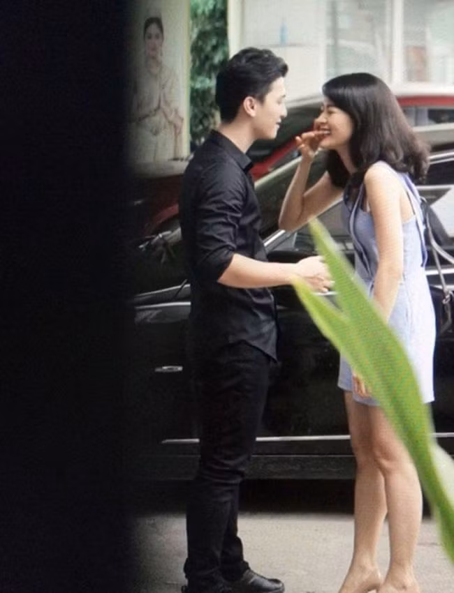 Về vấn đề tình cảm, dù không lên tiếng thừa nhận bất kì mối quan hệ nào nhưng “mỹ nhân vạn người mê” liên tục vướng nghi án hẹn hò với hàng loạt nam nghệ sĩ trẻ trong showbiz như Rocker Nguyễn, Huỳnh Anh, Toki Thành Thỏ (nhóm Uni5).