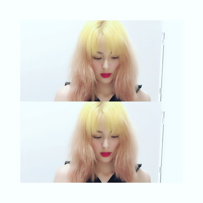 Mới đây nhất, Hạ Vi xuất hiện với mái tóc nhuộm vàng càng khiến người hâm mộ thích thú và khẳng định, “mỹ nhân vạn người mê” ngày nào đã thực sự thay đổi sau nhiều ồn ào tình cảm.