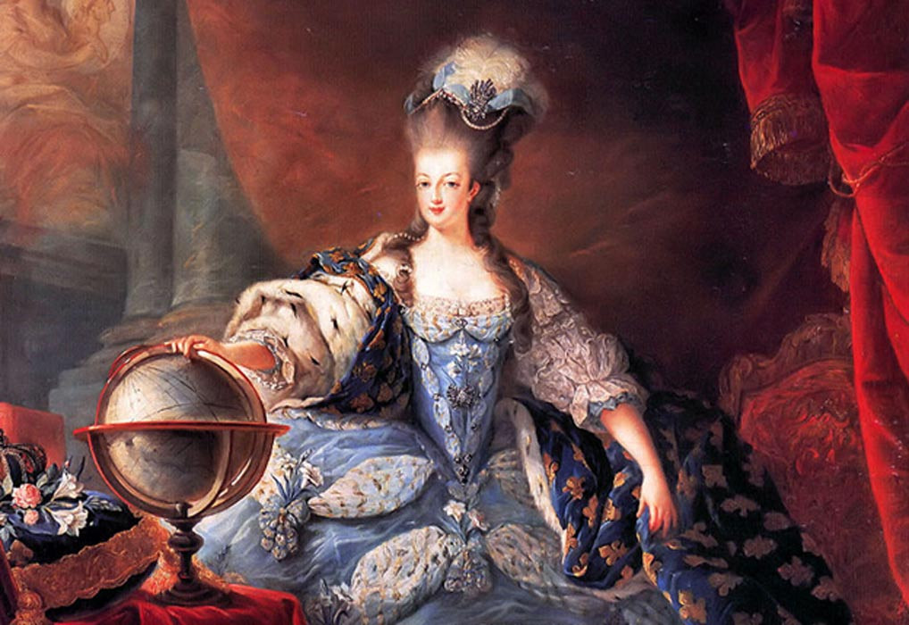 Tại ngôi làng riêng, hoàng hậu Antoinette thích mặc trang phục của cô gái chăn cừu hay cô gái vắt sữa, đi dạo với các em nhỏ và những người bạn thân thiết.