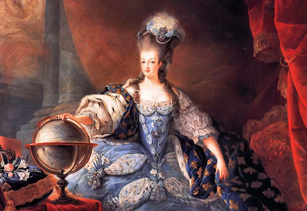 Tại ngôi làng riêng, hoàng hậu Antoinette thích mặc trang phục của cô gái chăn cừu hay cô gái vắt sữa, đi dạo với các em nhỏ và những người bạn thân thiết.