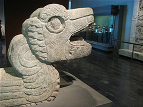 Theo truyền thuyết của người Maya, thần Rắn Kukulkan là một trong ba vị thần đã tạo ra Trái đất.