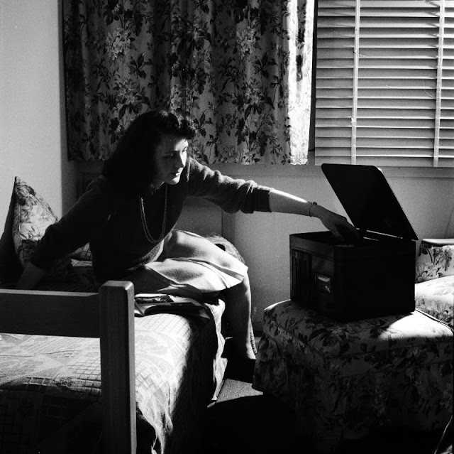 Một phụ nữ Mỹ tại nơi ở dành cho những người làm việc cho chính phủ trong thời chiến.