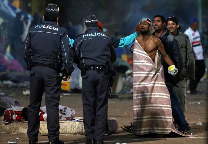 Thêm nữa, cảnh sát Brazil cũng dùng hơi cay và đạn cao su để giải tán hàng ngàn người nghiện ma túy sống vật vờ trên đường phố Cracolandia.