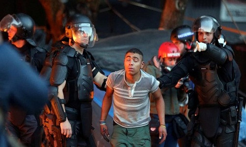 Cảnh sát cũng tiến hành bắt giữ hàng trăm con nghiện, những kẻ chiếm dụng nhà bất hợp pháp và những kẻ buôn ma túy.