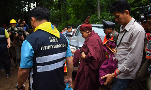 Lời tiên tri của nhà sư Kruba Boonchum Yannasangwalo đã trở thành sự thật khi vào đêm 2/7, lực lượng cứu hộ tìm thấy các thành viên đội bóng nhí Lợn Hoang sau 10 ngày mất tích. Người dân Thái Lan vô cùng vui mừng khi biết tin 13 thành viên đội bóng đều an toàn.