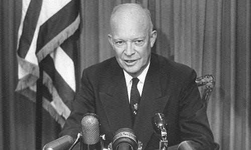 Tổng thống Eisenhower tốt nghiệp Học viện Quân sự vào năm 1915 với quân hàm thiếu úy.