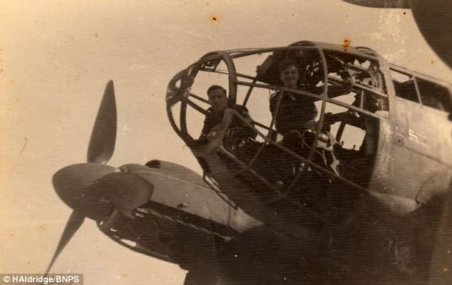 Binh sĩ thuộc Không quân Hoàng gia Anh đứng bên trong một máy bay của phát xít Đức bị bắn hạ.