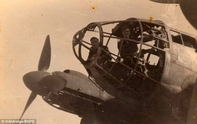 Binh sĩ thuộc Không quân Hoàng gia Anh đứng bên trong một máy bay của phát xít Đức bị bắn hạ.