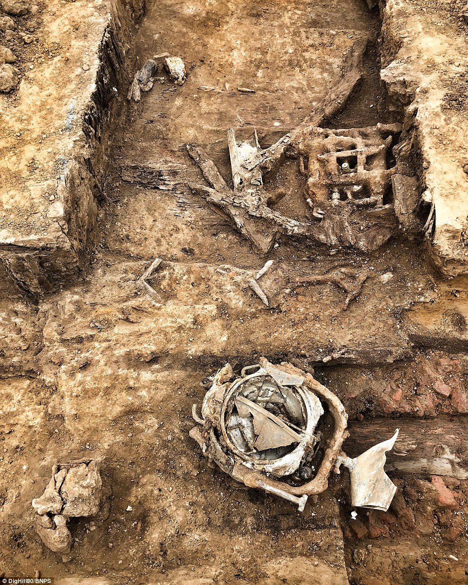 Nhiều hiện vật bị hư hại khá nhiều do bị chôn vùi trong lòng đất hơn 1 thế kỷ.