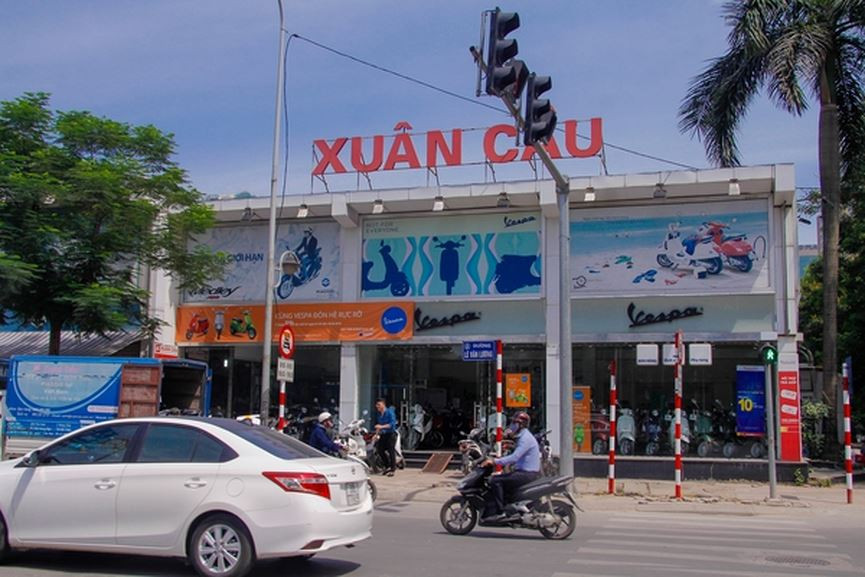 Theo phê duyệt, khu đất có chức năng chính làm bãi đỗ xe công cộng và trồng cây xanh, nhưng hiện phần diện tích làm bãi đỗ xe được xếp dạt về một góc và chủ yếu phục vụ cho doanh nghiệp này, phần lớn diện tích đất còn lại của dợ án nhường chỗ cho việc xây các văn phòng, showroom cho thuê với những công trình xây dựng kiên cố.