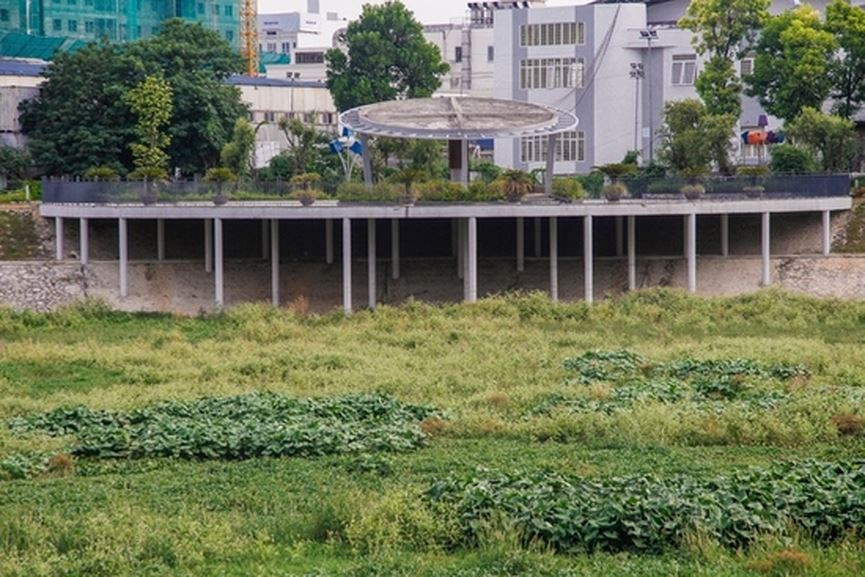 Công trình được khởi công vào tháng 5/2016 và dự kiến hoàn thành sau khoảng 1 năm. Tuy nhiên đến nay, hơn 2 năm trôi qua công viên hồ điều hòa Nhân Chính (quận Thanh Xuân) vẫn trong tình trạng dang dở. Hồ nước điều hòa thay vì nước trong xanh giải nhiệt trong mùa hè nắng nóng thì giờ lòng hồ điều hòa chứa đầy cây cỏ, mọc um tùm.