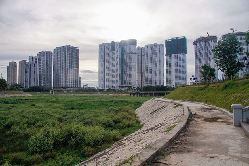 Dự án công viên hồ điều hòa Nhân Chính do UBND quận Thanh Xuân làm chủ đầu tư, có tổng vốn gần 300 tỷ đồng với nguồn đầu tư từ ngân sách. Bủa vây xung quanh công viên là hàng loạt công trình cao ốc, tòa chung cư dày đặc. Những chủ đầu tư này khi bán nhà đều lấy công viên điều hòa Nhân Chính làm điểm nhấn để quảng cáo tính lộ thế của dự án nằm gần công viên. Thế nhưng chủ đầu tư dự án này vẫn thất hứa không biết ngày nào công viên mới được đưa vào sử dụng.