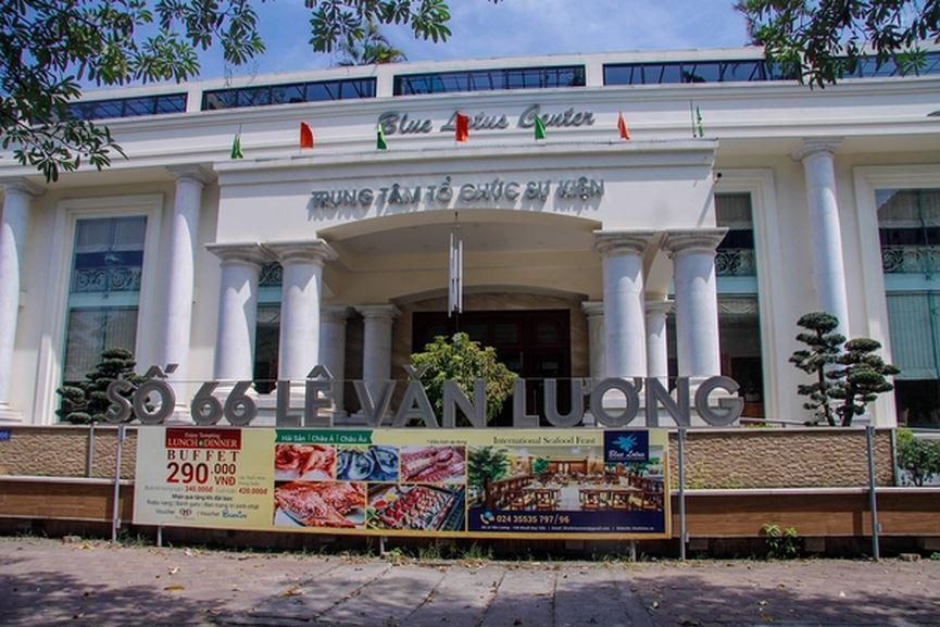 Trung tâm tổ chức sự kiện, tiệc cưới Blue Lotus Center nằm trong dự án bãi đỗ xe và khu dịch vụ có địa chỉ 66 Lê Văn Lương và 168 Khuất Duy Tiến được UBND thành phố Hà Nội giao cho Cty TNHH Phương Đông (Cty Phương Đông) thực hiện. Dự án mang tiếng là bãi đỗ xe nhưng phần diện tích dành cho chức năng dịch vụ với tổ hợp Trung tâm tiệc cưới và cho thuê văn phòng là chủ yếu. Trong khi phần đỗ xe chủ yếu phục vụ cho việc kinh doanh dịch vụ này là chinh.