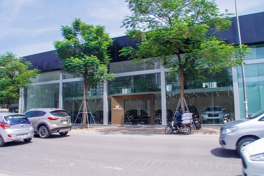 Cùng mang địa chỉ 68 Lê Văn Lương, lâu nay hàng loạt showroom ô tô, cửa hàng xe máy “mọc” ra với mục đích kinh doanh ngay trên đất của Dự án bãi đỗ xe kết hợp trồng cây xanh. Mỗi công trình được xây kiên cố trên hàng trăm m2 đất “vàng”, trong khi phần quy hoạch cây xanh theo phê duyệt không thấy đâu.