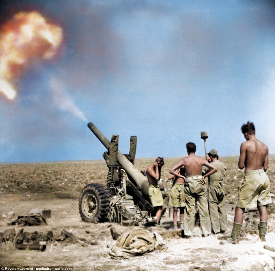 Một nhóm binh sĩ Anh khai hỏa tấn công mục tiêu quân địch khi đổ bộ lên đảo Sicily tháng 7/1943.