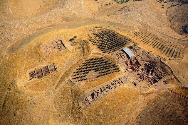 Göbekli Tepe ở Thổ Nhĩ Kì là kiến trúc cổ xưa được cho là có từ năm 9.600 - 8.200 trước Công nguyên.