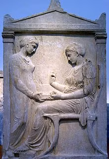 Một số hetaera có địa vị cao trong xã hội, giàu có và có nô lệ phục vụ riêng. Họ sống trong những ngôi nhà lớn và ăn diện lộng lẫy.