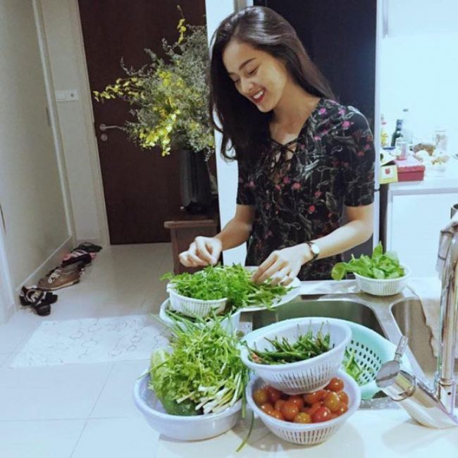 Cũng dựa trên những hình ảnh, hoạt động mà Hạ Vi chia sẻ lên mạng xã hội, có thể thấy cuộc sống của cô suốt hơn một năm qua rất bình yên. Ngoài thời gian gặp gỡ bạn bè, làm người mẫu ảnh, cô còn thường xuyên ở nhà nấu ăn.