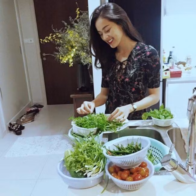 Cũng dựa trên những hình ảnh, hoạt động mà Hạ Vi chia sẻ lên mạng xã hội, có thể thấy cuộc sống của cô suốt hơn một năm qua rất bình yên. Ngoài thời gian gặp gỡ bạn bè, làm người mẫu ảnh, cô còn thường xuyên ở nhà nấu ăn.