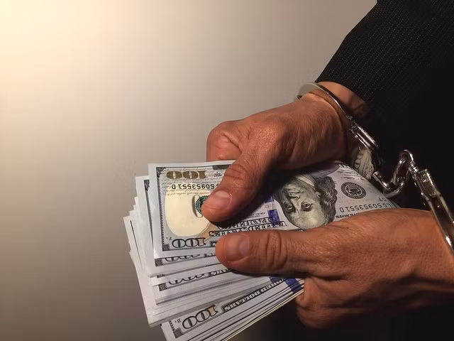 Sau quá trình điều tra, Thái Quảng Liêu bị đưa ra xét xử vào tháng 5/2016. Liên đối mặt với các cáo buộc: 19 lần nhận hối lộ, giúp các đơn vị và cá nhân thương gia mượn biển xe của Cục Cảnh vệ.