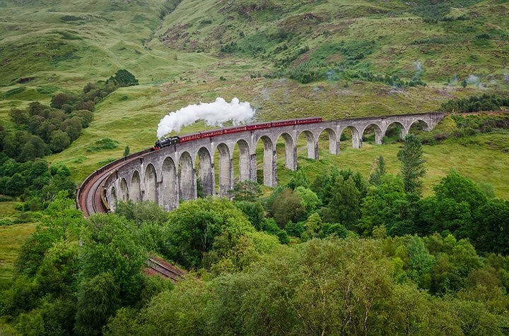 Cầu Glenfinnan là một cây cầu cạn thuộc tuyến đường sắt West Highland, Scotland. Hình ảnh tàu hỏa chạy trên cây cầu 21 mái vòm Glenfinnan từng xuất hiện trong phim "Harry Potter"