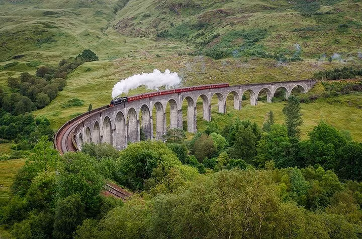 Cầu Glenfinnan là một cây cầu cạn thuộc tuyến đường sắt West Highland, Scotland. Hình ảnh tàu hỏa chạy trên cây cầu 21 mái vòm Glenfinnan từng xuất hiện trong phim "Harry Potter"