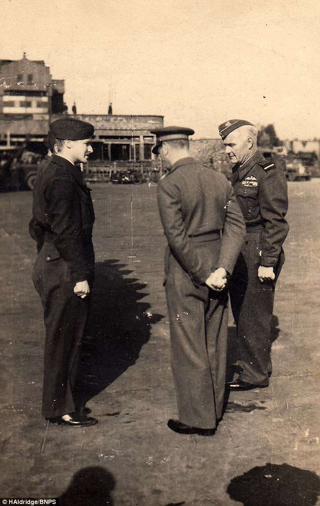 Vua George VI của Anh (ở giữa) trong chuyến thăm các binh sĩ Anh ở Antwerp, Bỉ năm 1944.