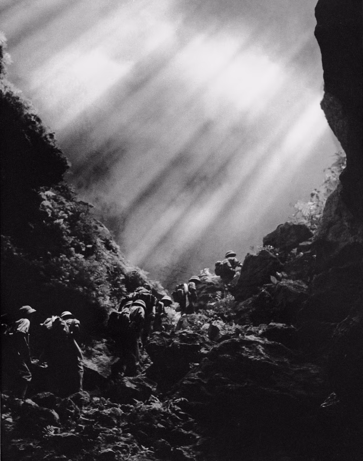 Hình ảnh lịch sử các chiến sĩ cách mạng hành quân trên đường mòn Hồ Chí Minh, xuyên núi Trường Sơn năm 1966. Đây là một trong những bức ảnh giá trị về chiến tranh Việt Nam giai đoạn từ năm 1965 - 1975.