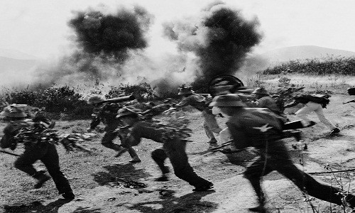 Bộ đội miền Bắc chiến đấu anh dũng, xông lên đánh địch trong một trận đánh gần tuyến đường 9 chiến lược tại Nam Lào.