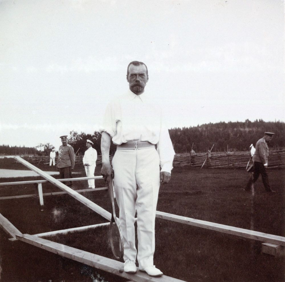 Đến ngày 17/7/1918, gia đình Sa hoàng Nicholas II được đưa xuống tầng hầm và bị bắn chết.