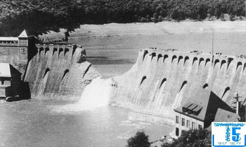 Chính vì vậy, mực nước ở vùng thượng lưu của các con sông trong tỉnh Hà Nam nhanh chóng dâng cao, gây sức ép lên các hồ chứa nước. Hậu quả là con đập Banqiao bị vỡ.