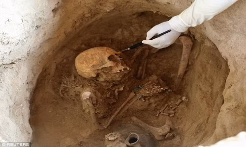 Trong quá trình thực hiện cuộc khai quật tại vùng bờ biển Lambayeque, phía tây bắc Peru, các chuyên gia đã phát hiện 24 xác ướp. Khu vực khảo cổ này có niên đại khoảng 500 tuổi.