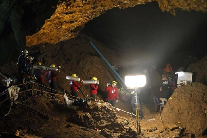 Trước khi được lực lượng cứu hộ tìm thấy, toàn bộ thành viên đội bóng Thái Lan đã sống sót thần kỳ trong 10 ngày trong tình trạng thiếu đồ ăn, nước uống trong nhiều ngày.