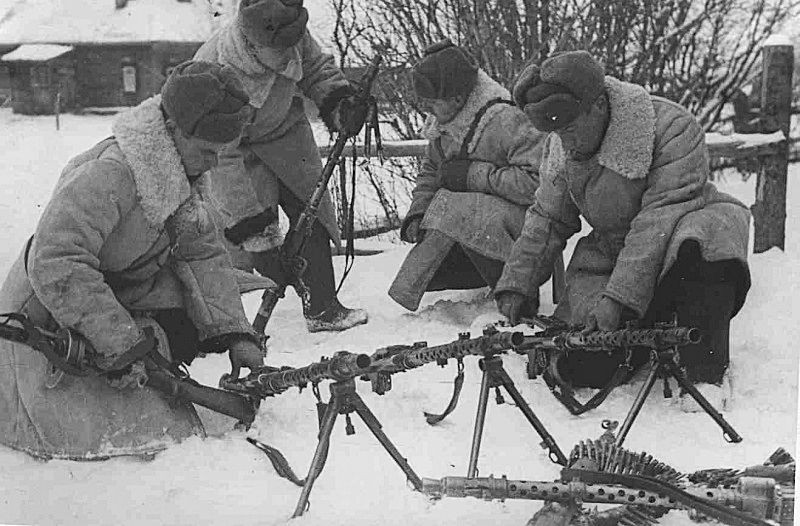 Trước cuộc tấn công xâm lược của quân đội Hitler, Hồng quân Liên Xô đã đứng lên bảo vệ thủ đô Moscow. Trong cuộc chiến bảo thành phố, phía Liên Xô có 7.600 khẩu pháo, súng cối, 900 xe tăng và 677 máy bay.