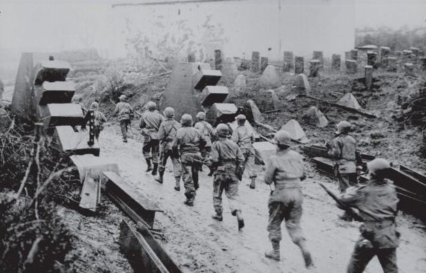 Đức quốc xã bại trận với tổn thất nghiêm trọng: khoảng 100.000 binh lính thương vong. Mời quý độc giả xem video: Tiếp tục truy tìm tội phạm chiến tranh thời phát xít Đức (nguồn: VTC14)