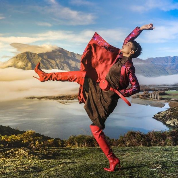 Cách tạo dáng đầy phiêu lãng và cá tính giúp hoa hậu nổi bật giữa thiên nhiên hoang dã, nhấn nhá cho sét đồ người đẹp chọn một đôi boots đỏ cao quá gối và 1 túi thắt eo đồng màu đến từ thương hiệu Gucci. Chia sẻ về chuyến du lịch trời Tây này chân dài cho hay: Là một người yêu thiên nhiên, nên tất cả mọi thứ ở New Zealand đối với Hen đều tuyệt vời. Sự yêu quý và trân trọng thiên nhiên của người New Zealand dành cho xứ Kiwi là điều làm Hen rất ngưỡng mộ.