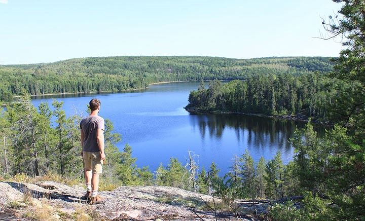 Pimachiowin Aki, Canada: Là một khu rừng có các con sông chảy qua, cùng với rất nhiều hồ, đầm lầy và rừng phương bắc, Pimachiowin Aki (Mảnh đất cung cấp sự sống) nơi cư trú của người Anishinaabeg, một tộc người bản địa sinh sống bằng nghề câu cá, săn bắn và hái lượm. Đây cũng là vị trí giao thoa của bốn cộng đồng Anishinaabeg sống dọc theo các triền sông.