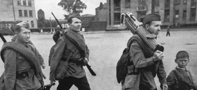 Trong khi đó, Liên Xô mất hơn 1 triệu binh sĩ và khoảng 1 triệu người dân Leningrad thiệt mạng vì một số nguyên nhân như bom đạn, bệnh tật... Mời quý độc giả xem video: Châu Á kỷ niệm ngày kết thúc Chiến tranh thế giới 2 (nguồn: VTC14)