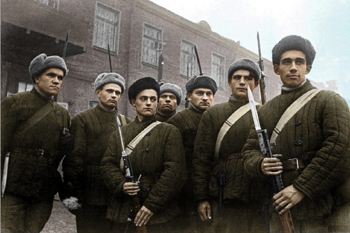 Trước cuộc tấn công xâm lược của phát xít Đức, hơn 900.000 lính Hồng quân Liên Xô đã dũng cảm kiên cường bảo vệ thành phố Leningrad.