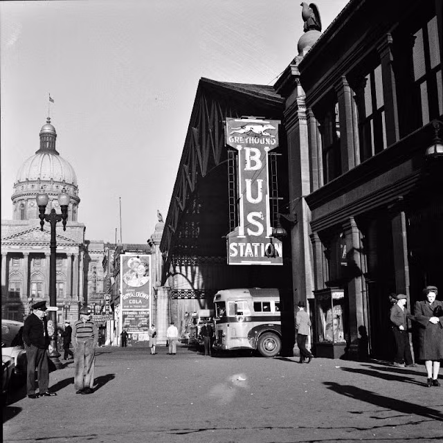 Nhiều người dân Mỹ đến trạm xe bus Greyhound để tiễn con cái, người thân ra mặt trận, đánh địch trong Thế chiến 2.