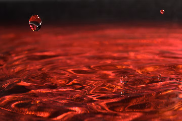 Nhân viên nhà máy bất cẩn không đậy nắp thùng đựng gỉ sắt khiên chúng bị gió thổi đi. Khi gặp cơn mưa, gỉ sắt hòa lẫn vào không khí gây ra nước mưa có màu đỏ như máu.